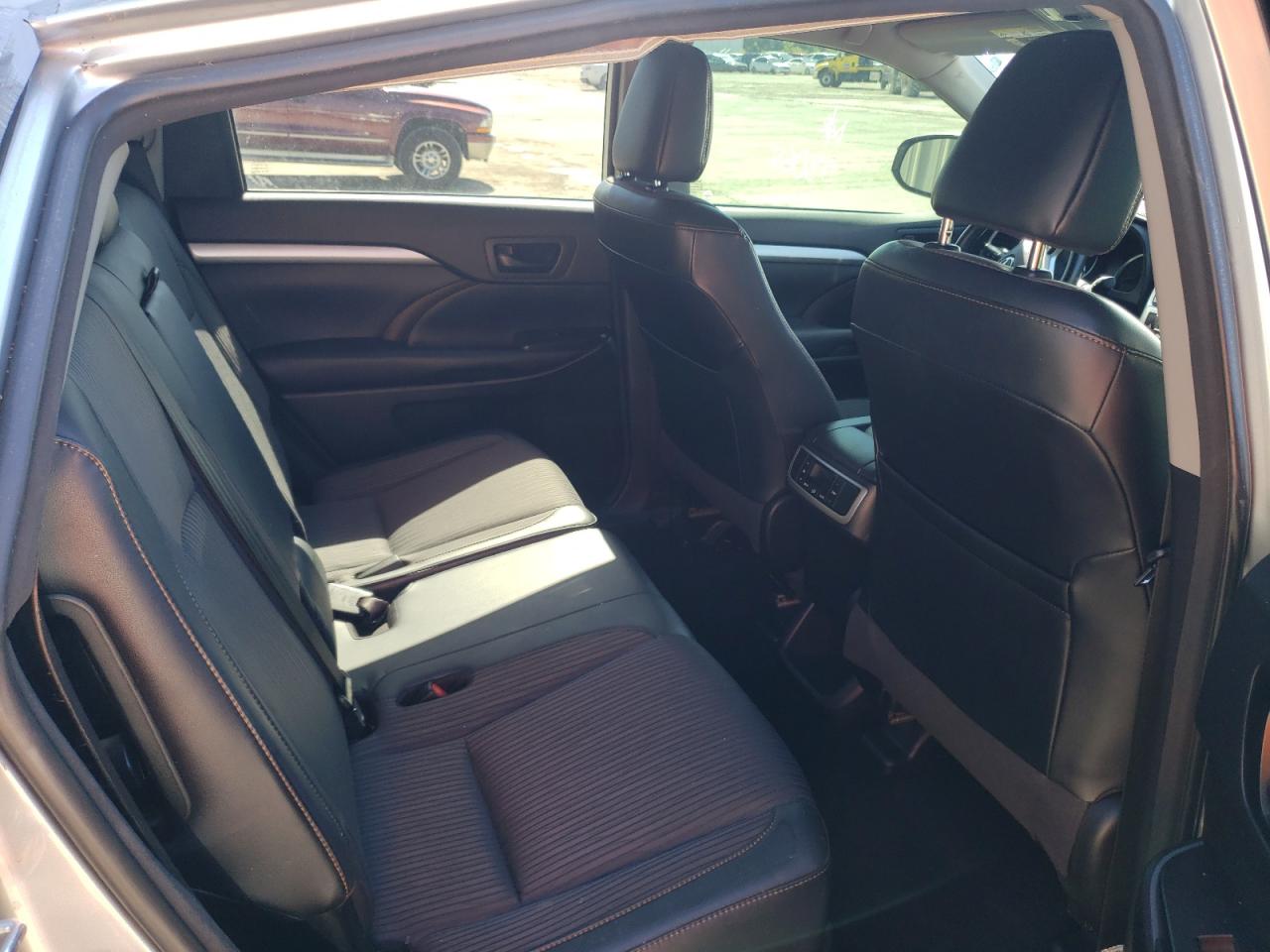 Photo 6 from auction – 2018 TOYOTA HIGHLANDER with VIN 5TDBZRFH2JS803861
