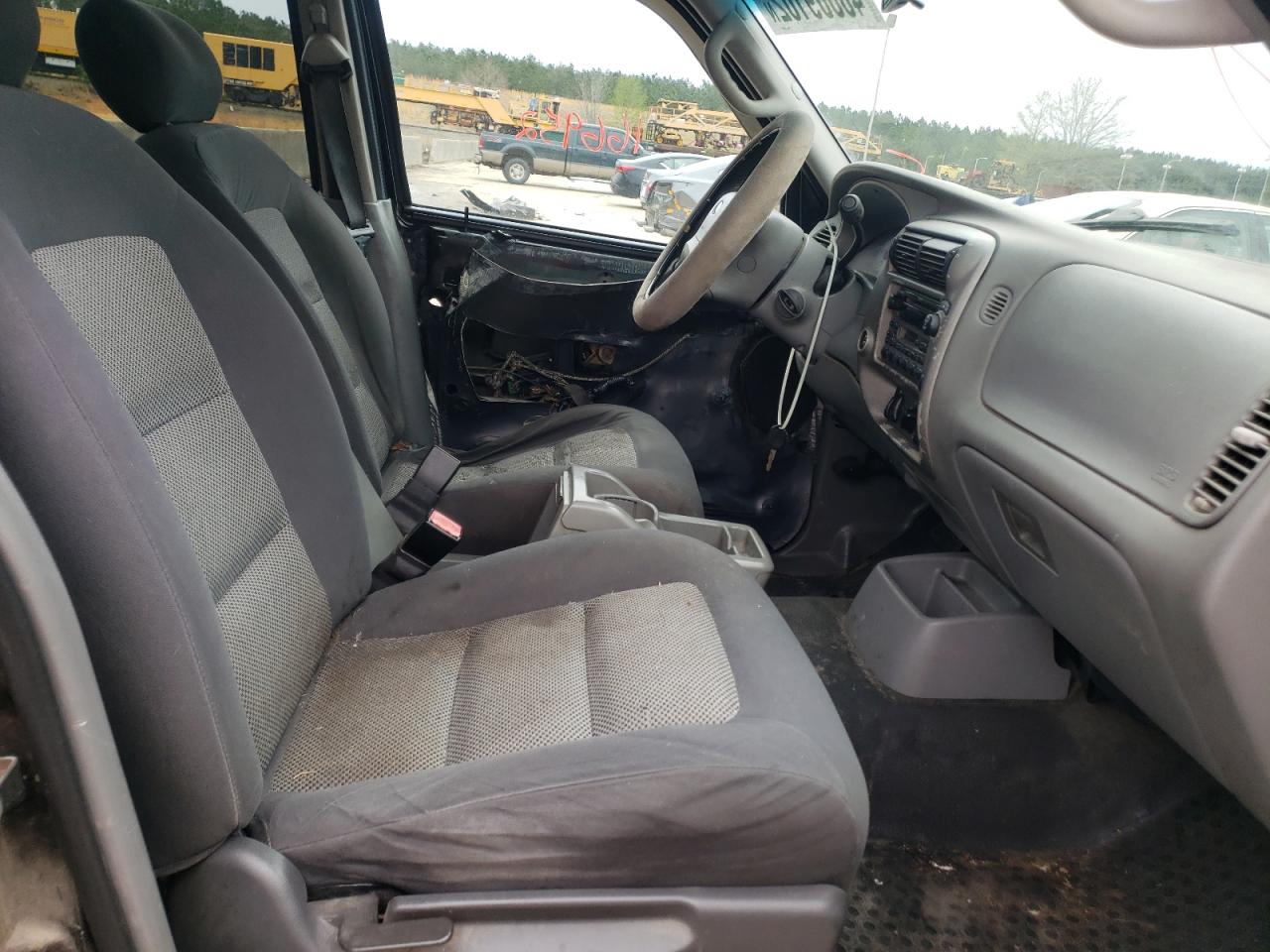 Photo 5 from auction – 2003 FORD EXPLORER S with VIN 1FMZU67E43UC46509