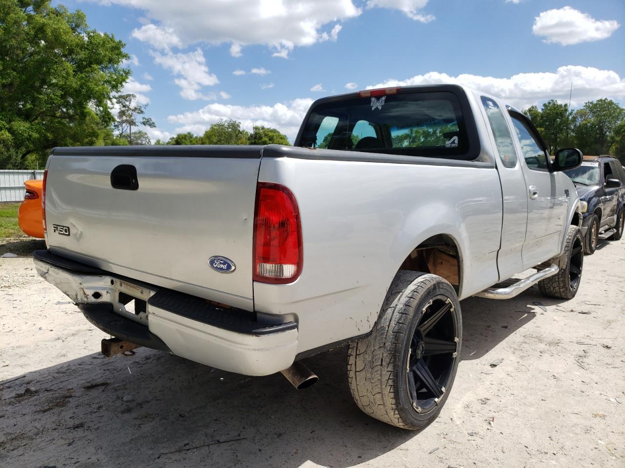 Photo 4 from auction – 2000 FORD F150 with VIN 1FTRX18W7YNA88187