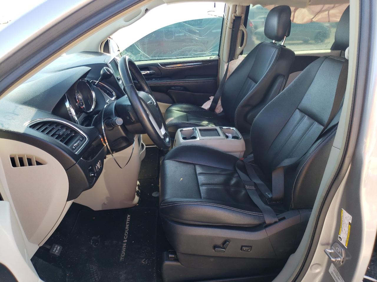 Photo 5 from auction – 2015 CHRYSLER TOWN & COU with VIN 2C4RC1BG2FR645343