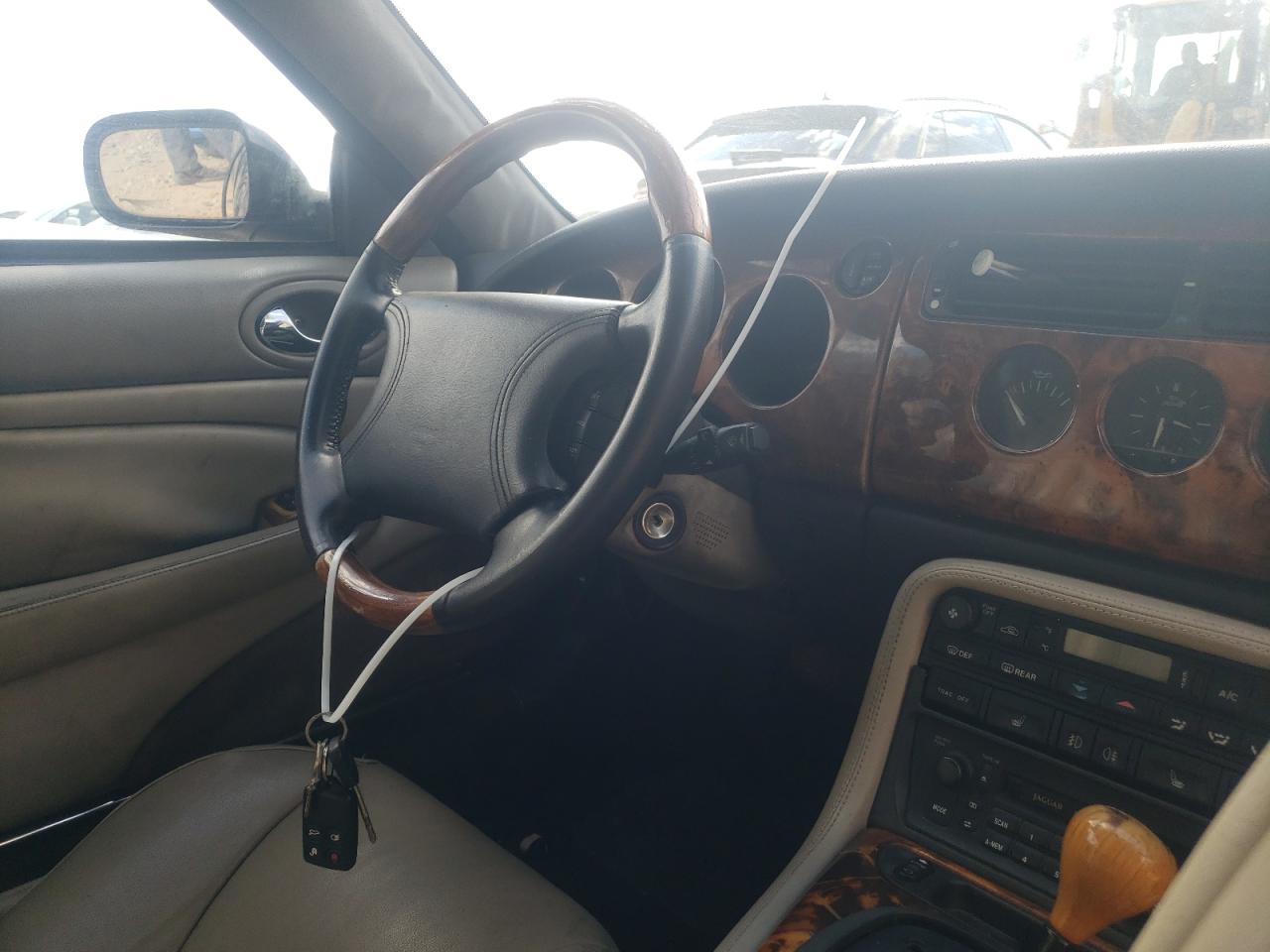 Photo 9 from auction – 1997 JAGUAR XK8 with VIN SAJGX2745VC005667