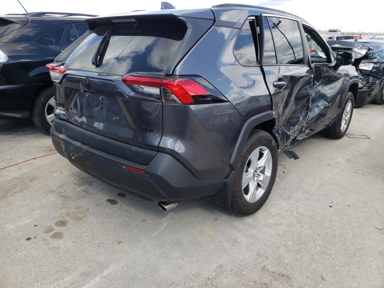 Photo 4 from auction – 2020 TOYOTA RAV4 XLE with VIN 2T3W1RFVXLC070301
