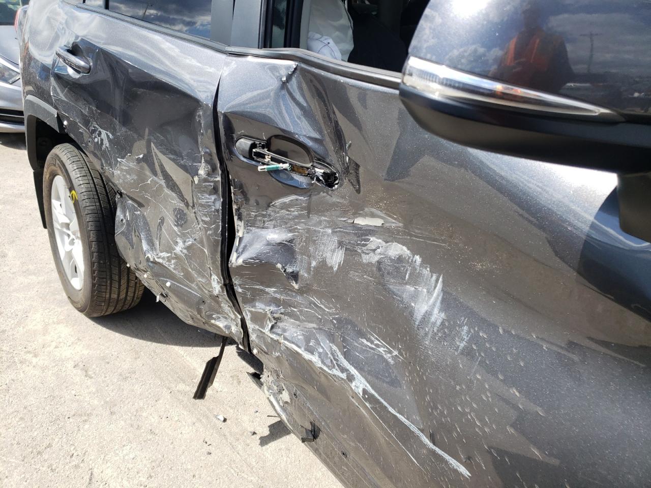 Photo 9 from auction – 2020 TOYOTA RAV4 XLE with VIN 2T3W1RFVXLC070301