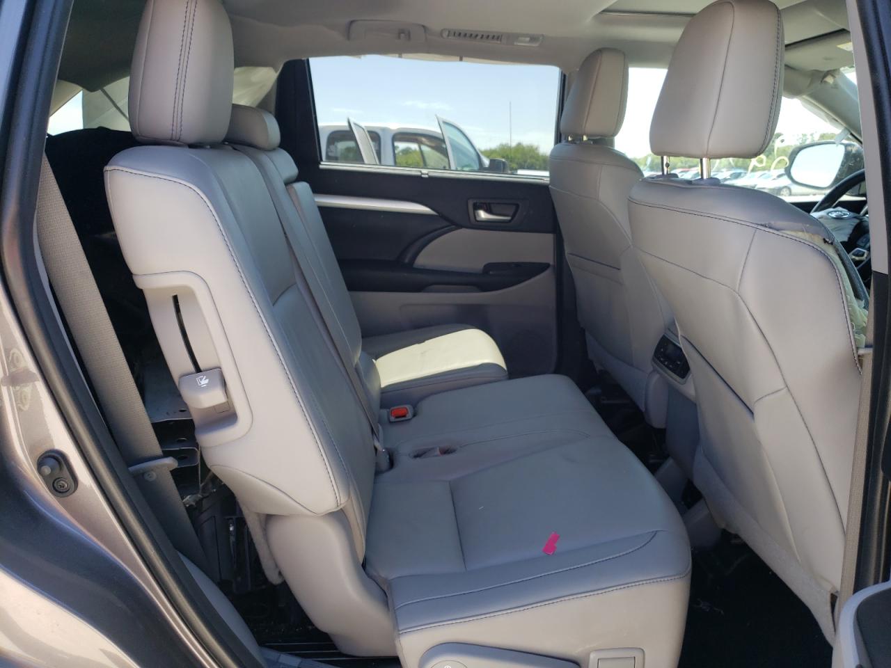 Photo 6 from auction – 2019 TOYOTA HIGHLANDER with VIN 5TDKZRFH5KS363832