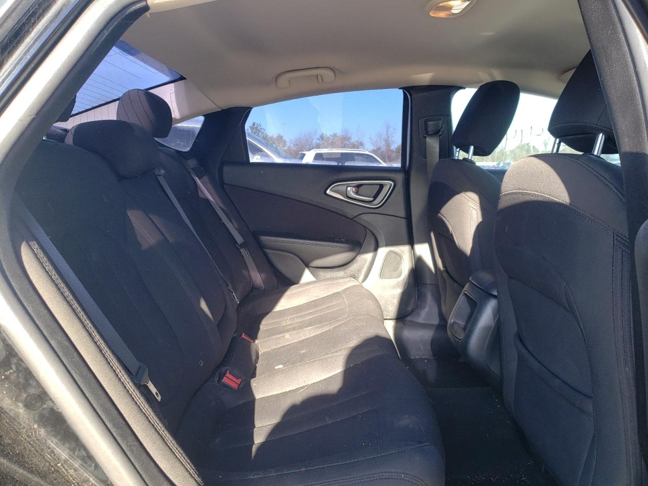 Photo 6 from auction – 2015 CHRYSLER 200 LIMITE with VIN 1C3CCCAB3FN672995