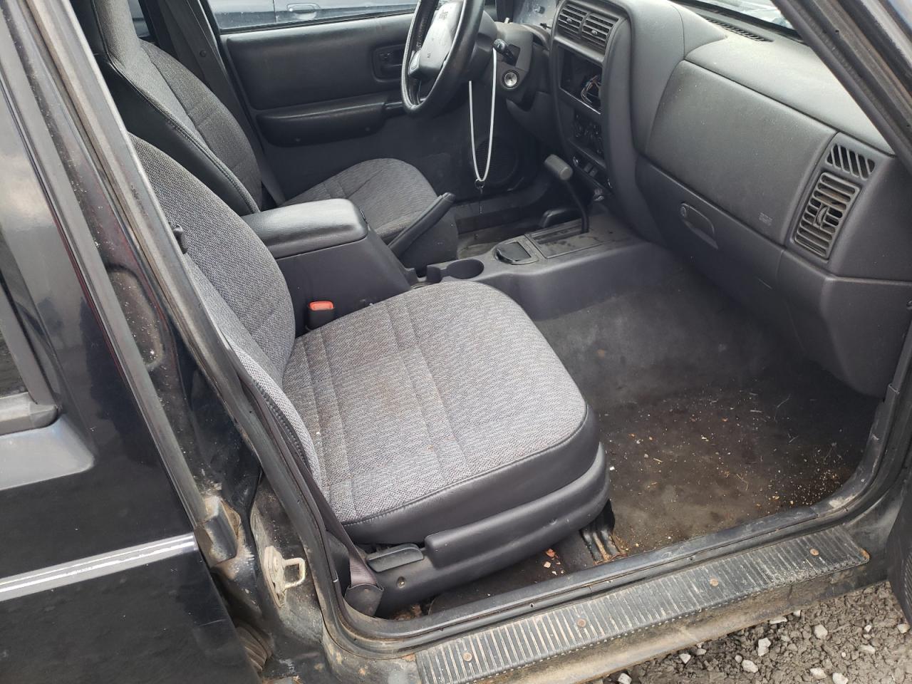 Photo 5 from auction – 2000 JEEP CHEROKEE S with VIN 1J4FF48S1YL113689