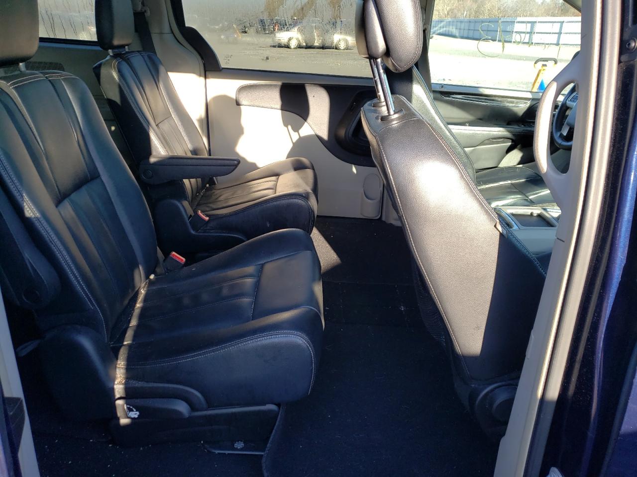 Photo 6 from auction – 2015 CHRYSLER TOWN & COU with VIN 2C4RC1BG7FR655365