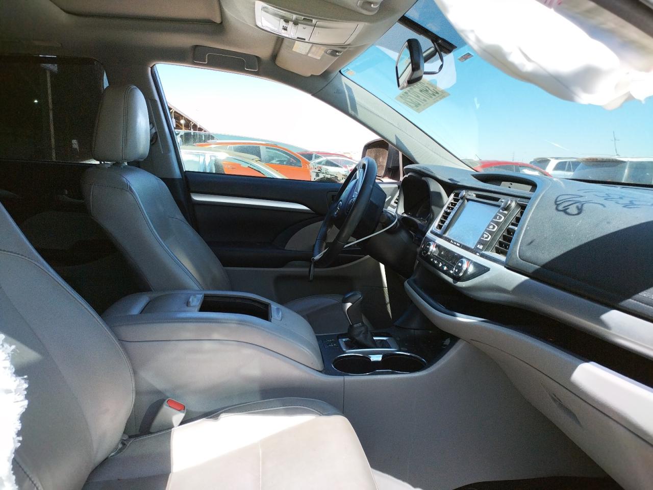 Photo 5 from auction – 2016 TOYOTA HIGHLANDER with VIN 5TDKKRFH7GS504153