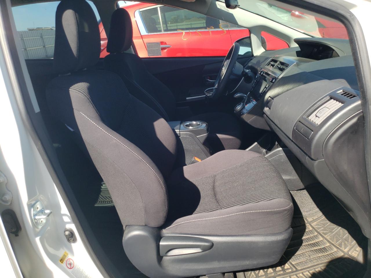 Photo 5 from auction – 2015 TOYOTA PRIUS V with VIN JTDZN3EU0FJ028017