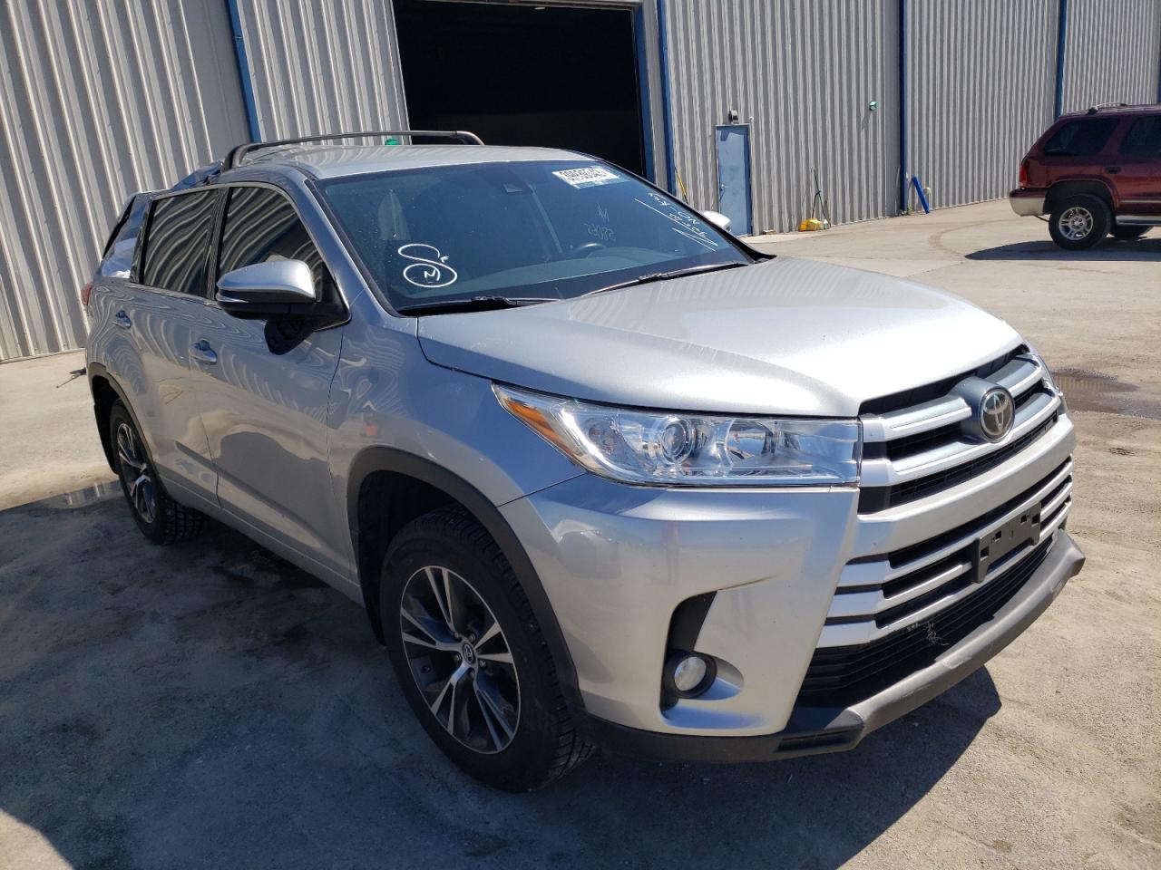 TOYOTA HIGHLANDER 2018 with VIN 5TDBZRFH2JS803861 - Photo from auction