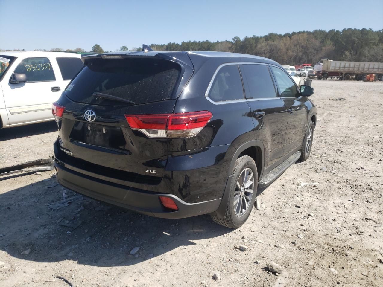 Photo 4 from auction – 2019 TOYOTA HIGHLANDER with VIN 5TDKZRFH2KS551384