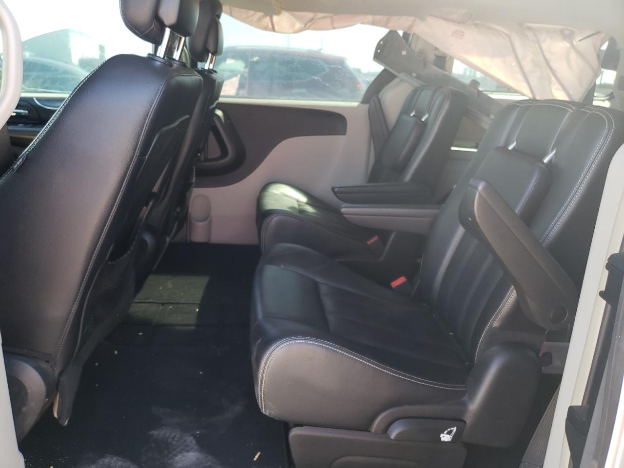Photo 6 from auction – 2015 CHRYSLER TOWN & COU with VIN 2C4RC1BG2FR645343