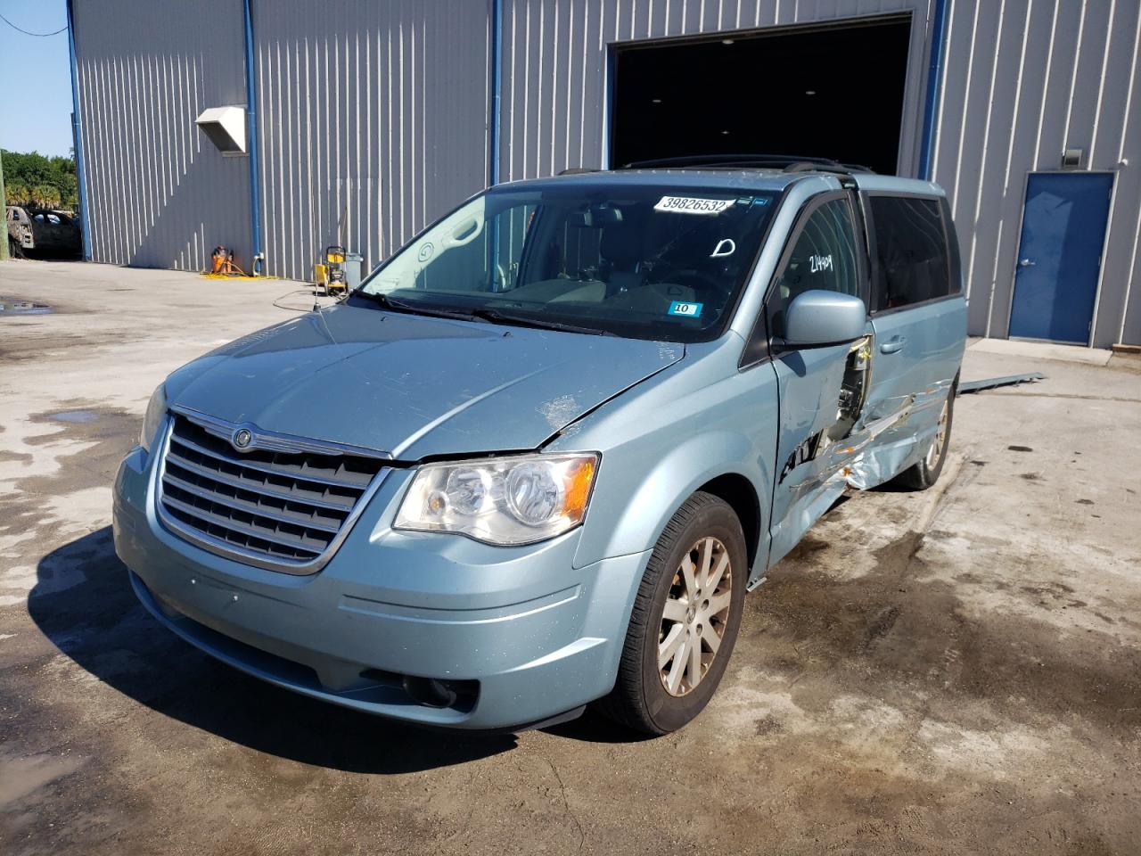 Photo 2 from auction – 2010 CHRYSLER TOWN & COU with VIN 2A4RR8DX0AR375682