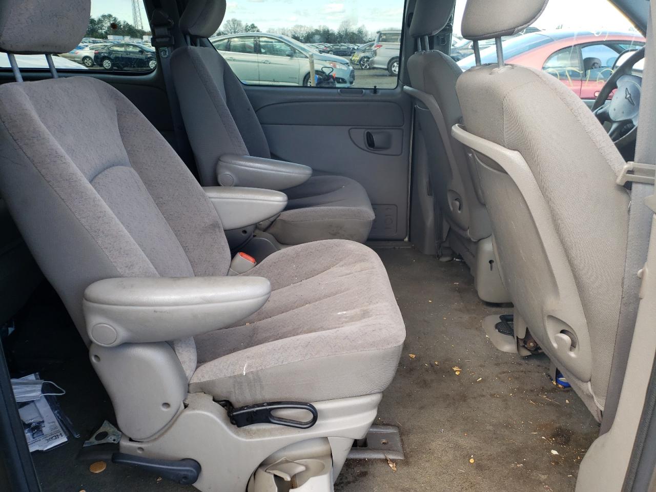 Photo 6 from auction – 2002 CHRYSLER TOWN & COU with VIN 2C8GP74L92R536492