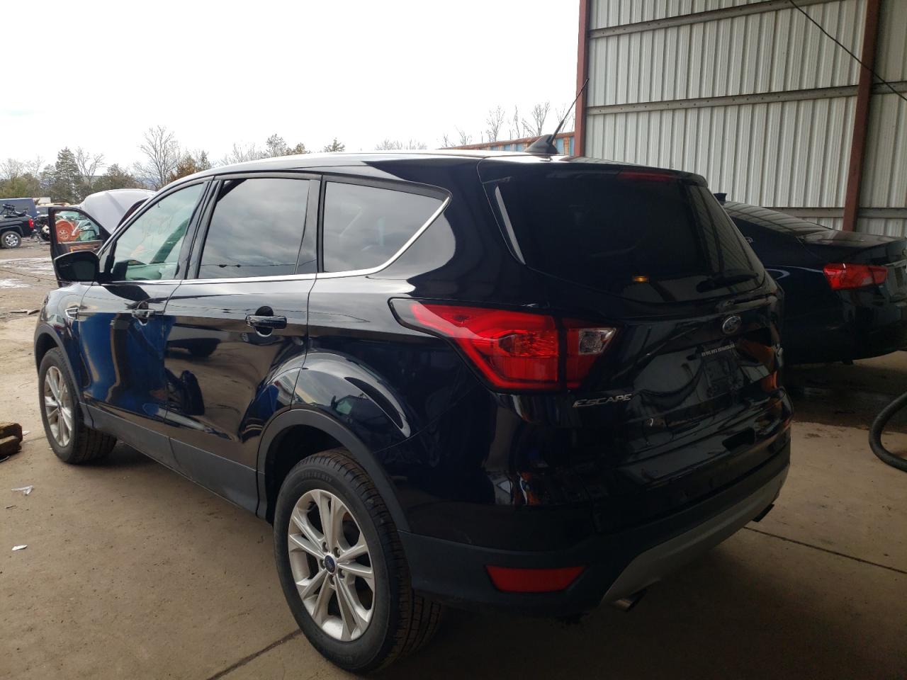 Photo 3 from auction – 2019 FORD ESCAPE SE with VIN 1FMCU9GD6KUB80963