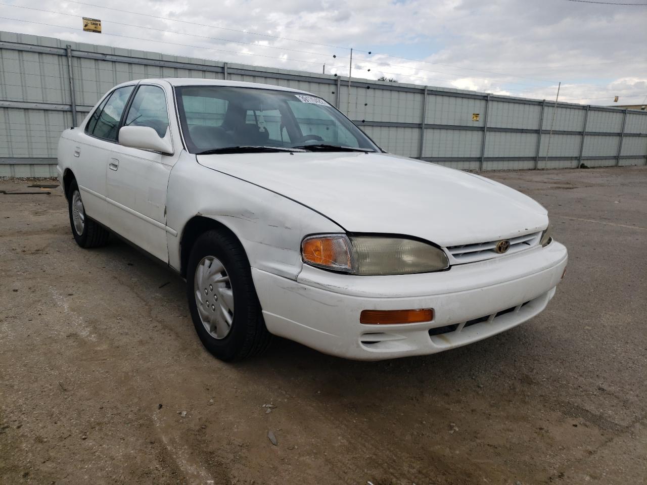 TOYOTA CAMRY LE 1995 with VIN 4T1SK12E8SU869857 - Photo from auction