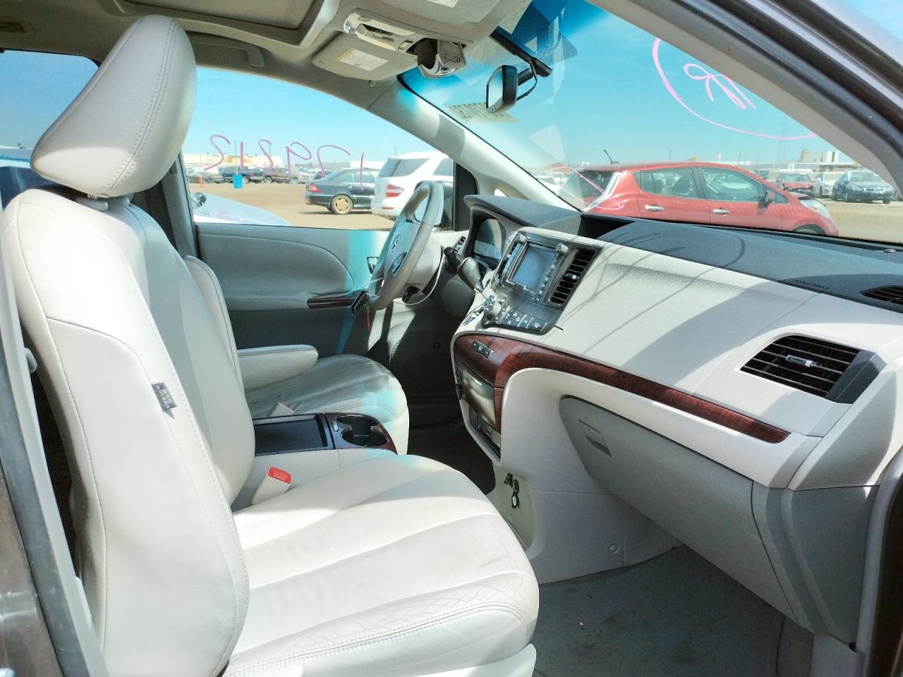 Photo 5 from auction – 2011 TOYOTA SIENNA XLE with VIN 5TDYK3DC3BS090800