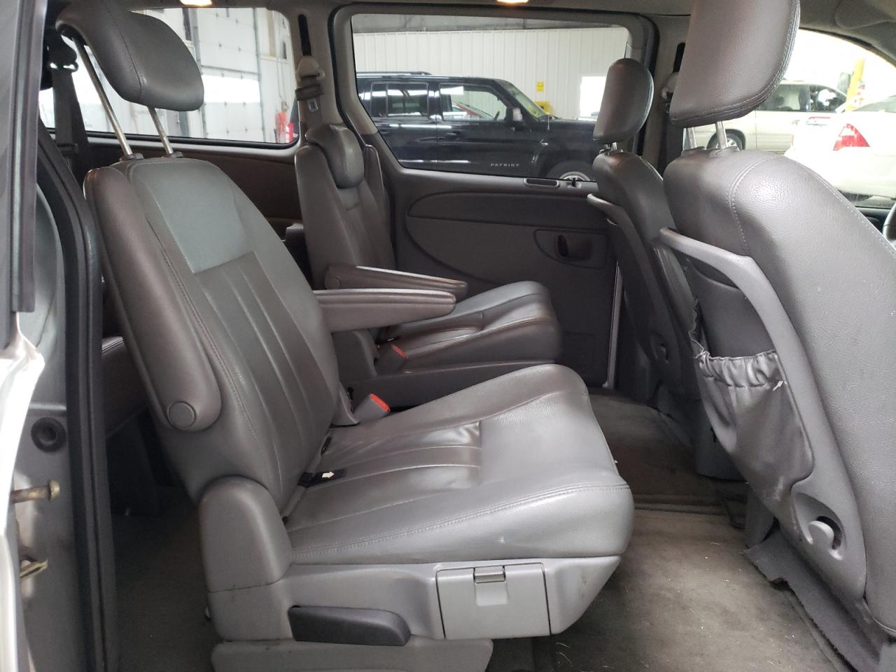 Photo 6 from auction – 2005 CHRYSLER TOWN & COU with VIN 2C4GP54L95R479771