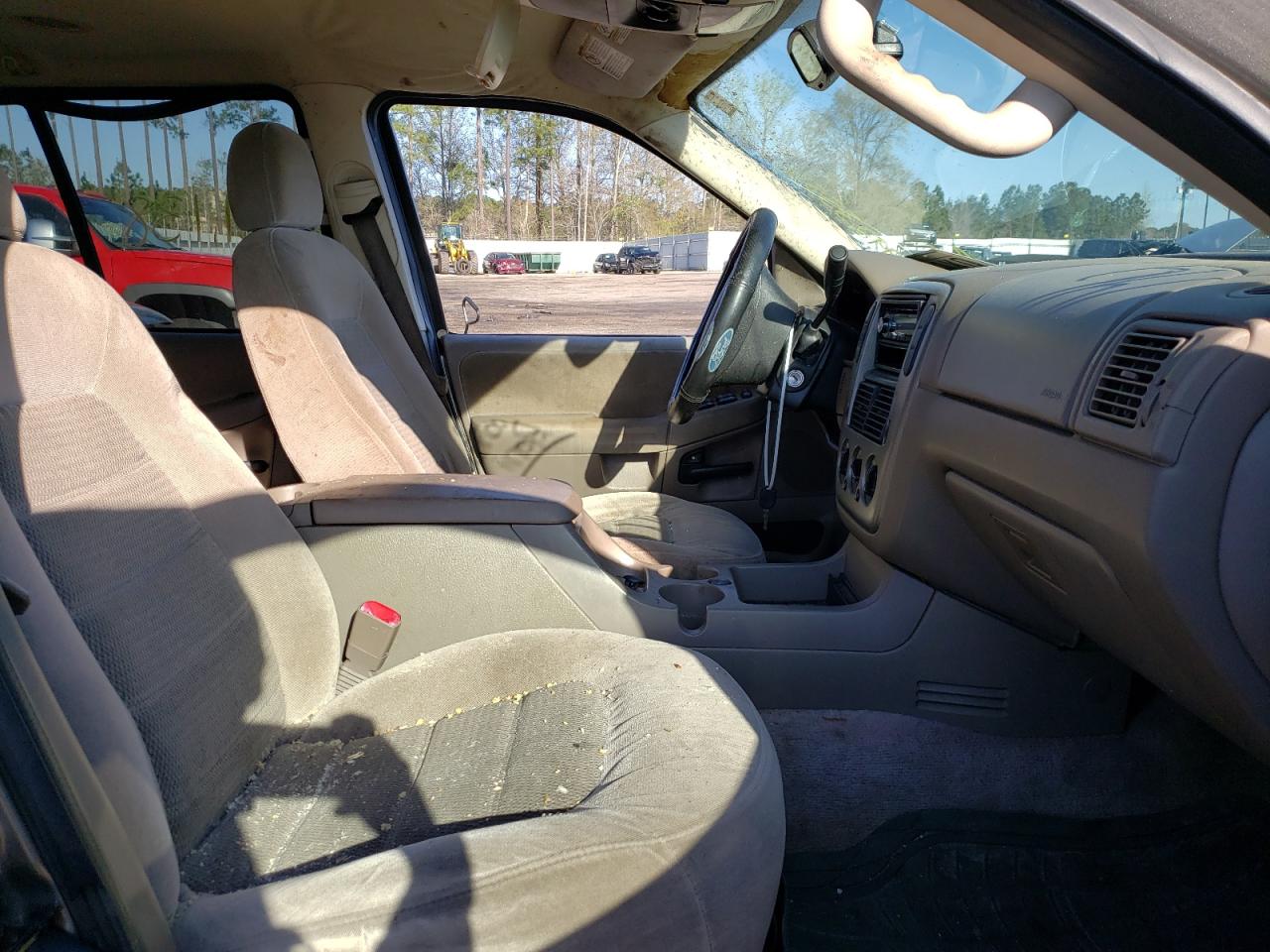 Photo 5 from auction – 2005 FORD EXPLORER X with VIN 1FMZU63K05UA85090