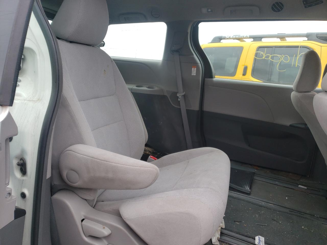 Photo 6 from auction – 2017 TOYOTA SIENNA with VIN 5TDZZ3DC9HS804809
