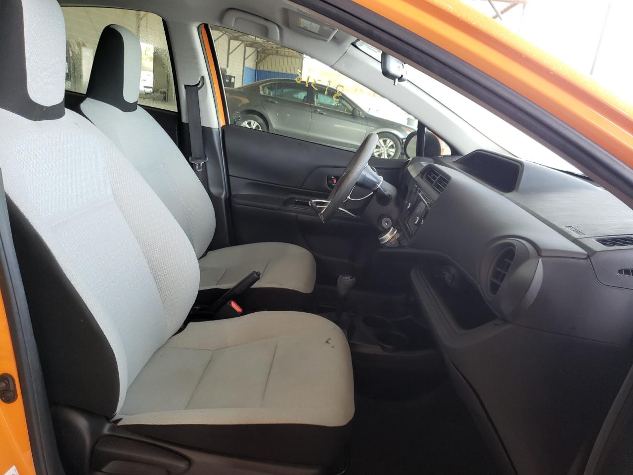 Photo 5 from auction – 2016 TOYOTA PRIUS C with VIN JTDKDTB33G1115217