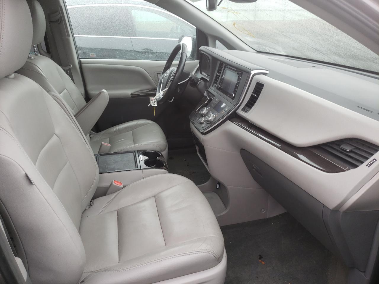 Photo 5 from auction – 2018 TOYOTA SIENNA XLE with VIN 5TDYZ3DC0JS947066