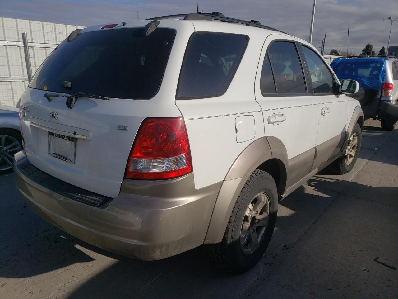 Photo 4 from auction – 2005 KIA SORENTO EX with VIN KNDJC733155387713