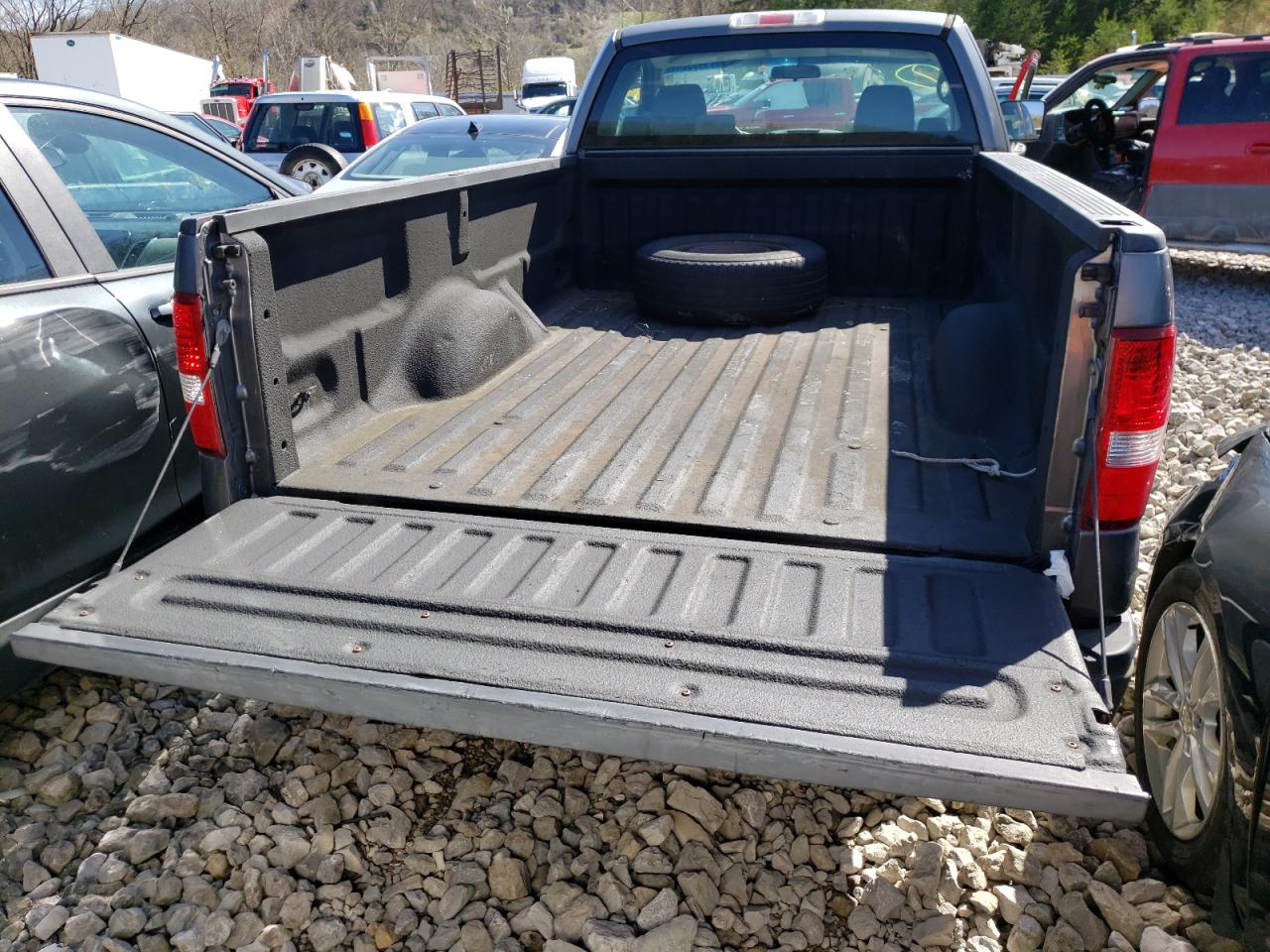 Photo 6 from auction – 2005 FORD F150 with VIN 1FTRF12245NC00884