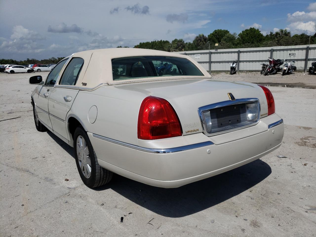 Photo 3 from auction – 2005 LINCOLN TOWN CAR S with VIN 1LNHM82W15Y609867