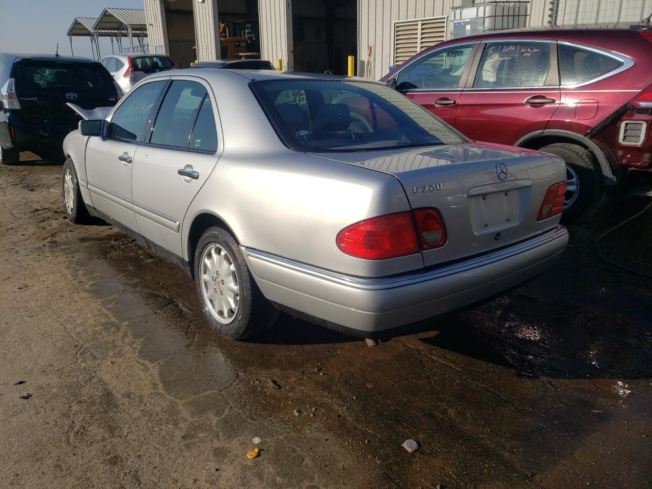 Photo 3 from auction – 1998 MERCEDES-BENZ E 320 with VIN WDBJF65F8WA513131