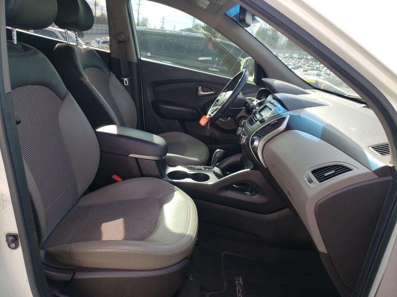 Photo 5 from auction – 2012 HYUNDAI TUCSON GLS with VIN KM8JU3AC2CU485964