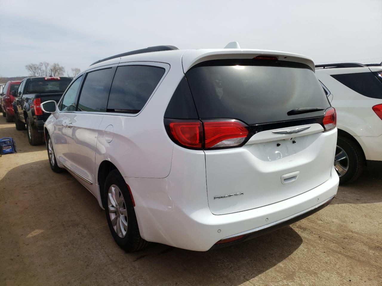 Photo 3 from auction – 2017 CHRYSLER PACIFICA T with VIN 2C4RC1BG7HR675764