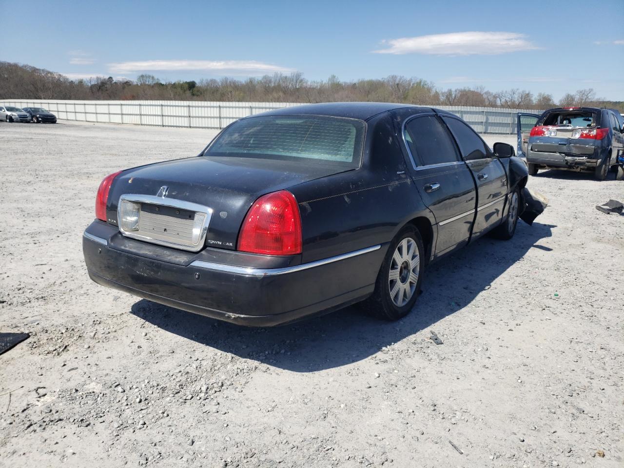 Photo 4 from auction – 2004 LINCOLN TOWN CAR U with VIN 1LNHM83W64Y685405