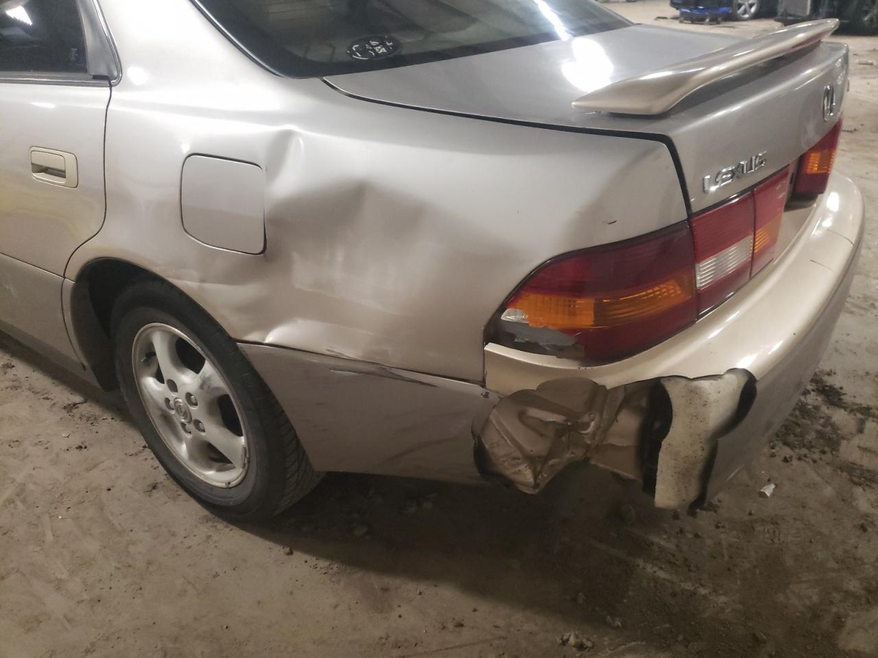 Photo 9 from auction – 1998 LEXUS ES300 with VIN JT8BF28GXW5038897