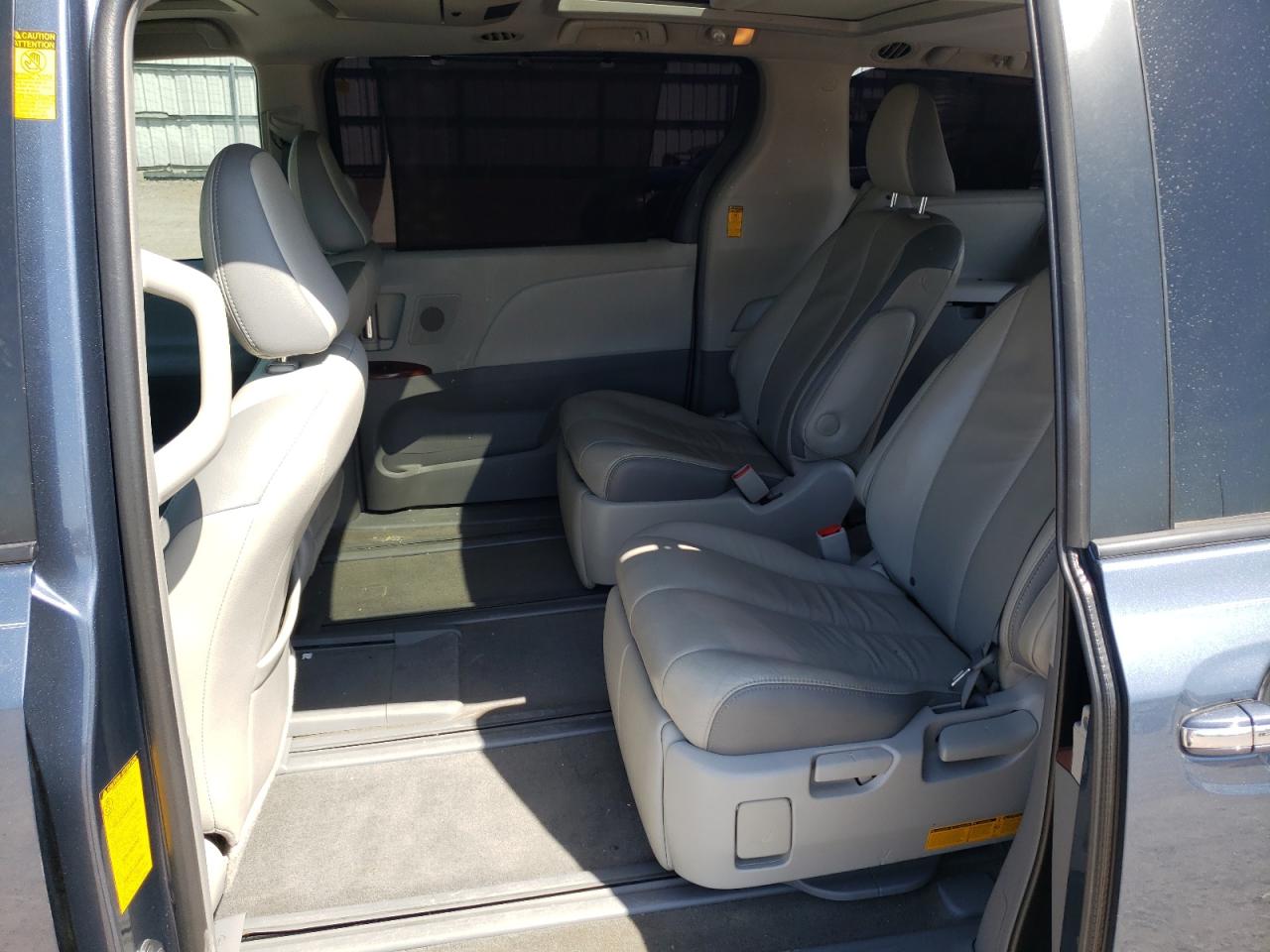 Photo 6 from auction – 2014 TOYOTA SIENNA XLE with VIN 5TDYK3DC6ES427237