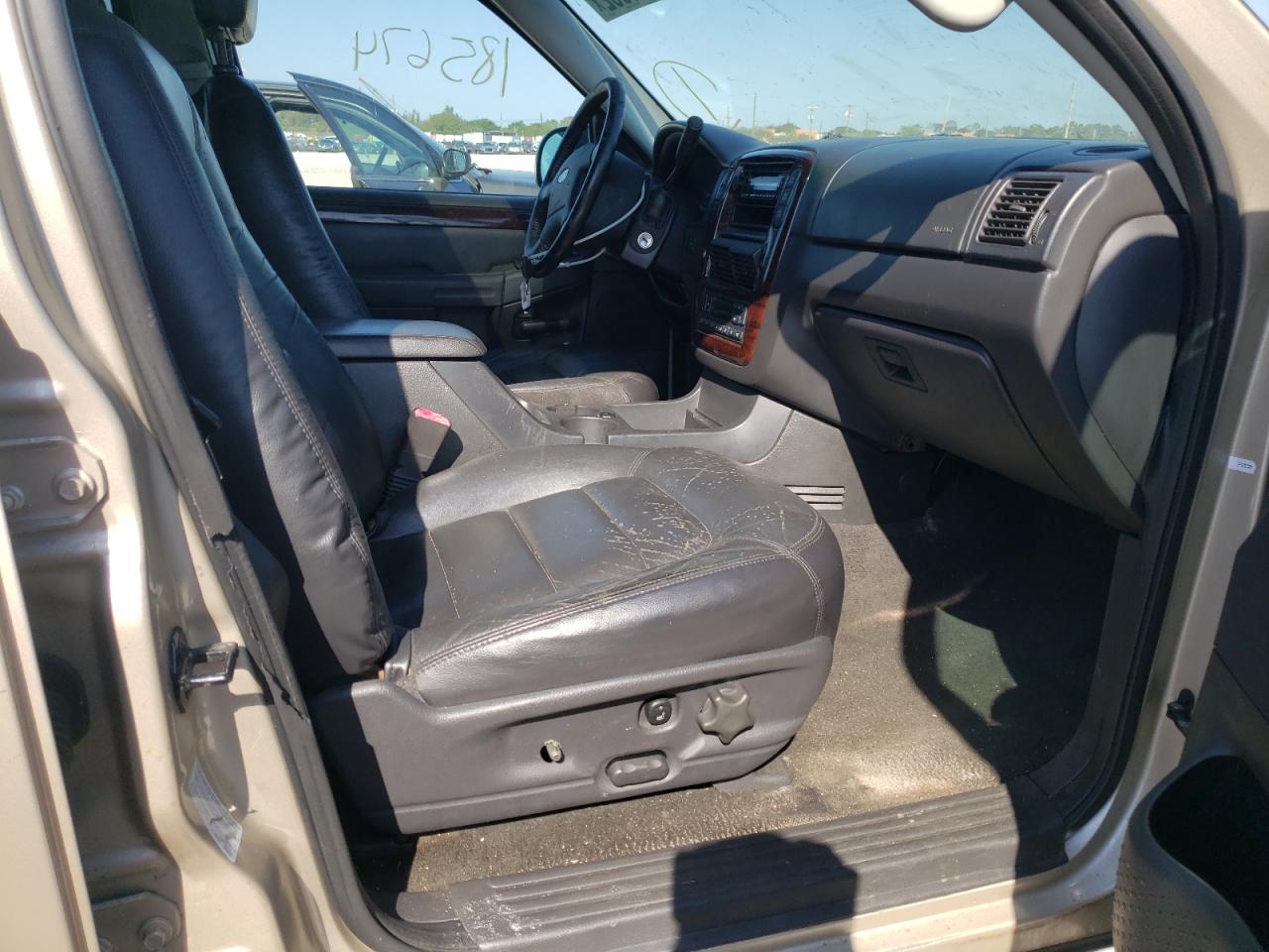 Photo 5 from auction – 2005 FORD EXPLORER L with VIN 1FMDU75W65UB49813