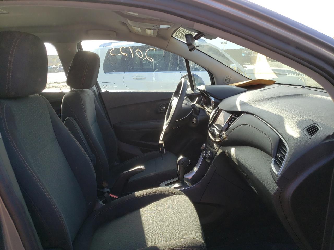 Photo 5 from auction – 2020 CHEVROLET TRAX LS with VIN 3GNCJKSB0LL275192