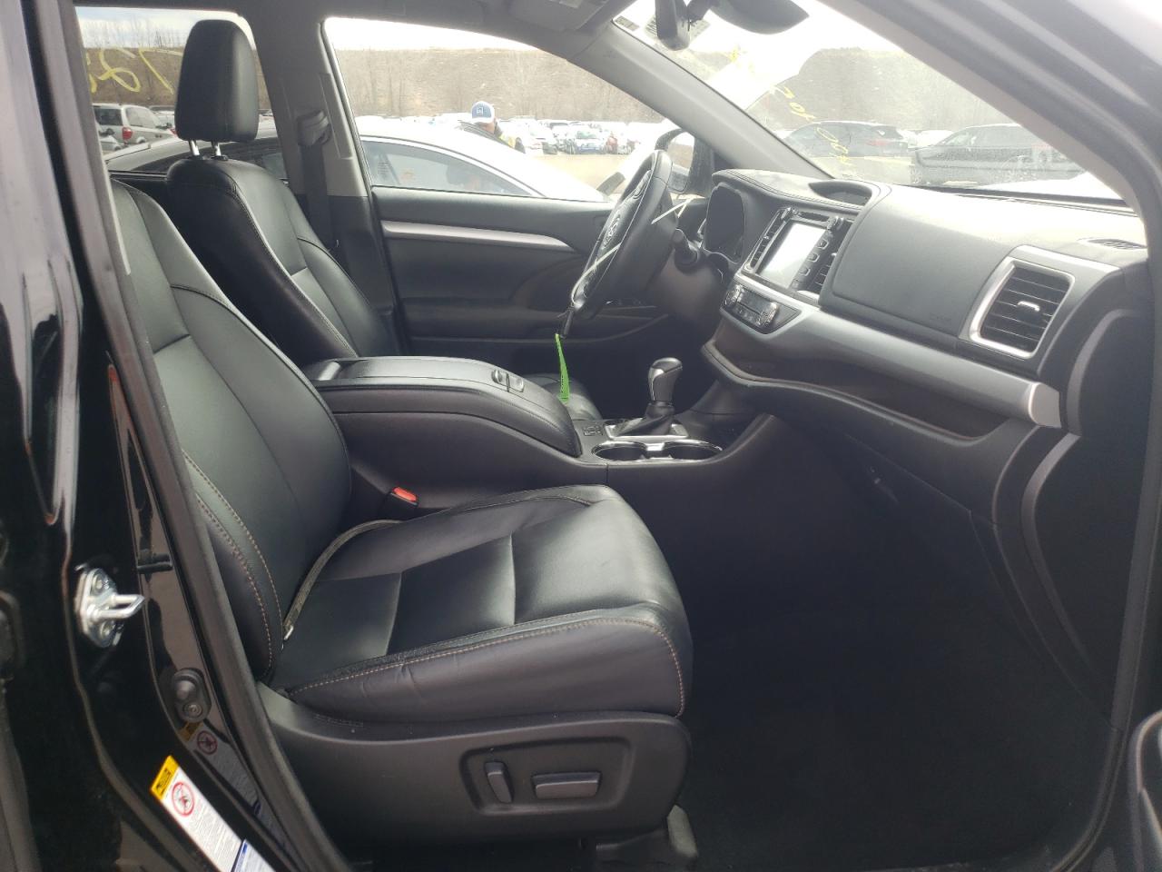 Photo 5 from auction – 2017 TOYOTA HIGHLANDER with VIN 5TDJZRFH5HS522238