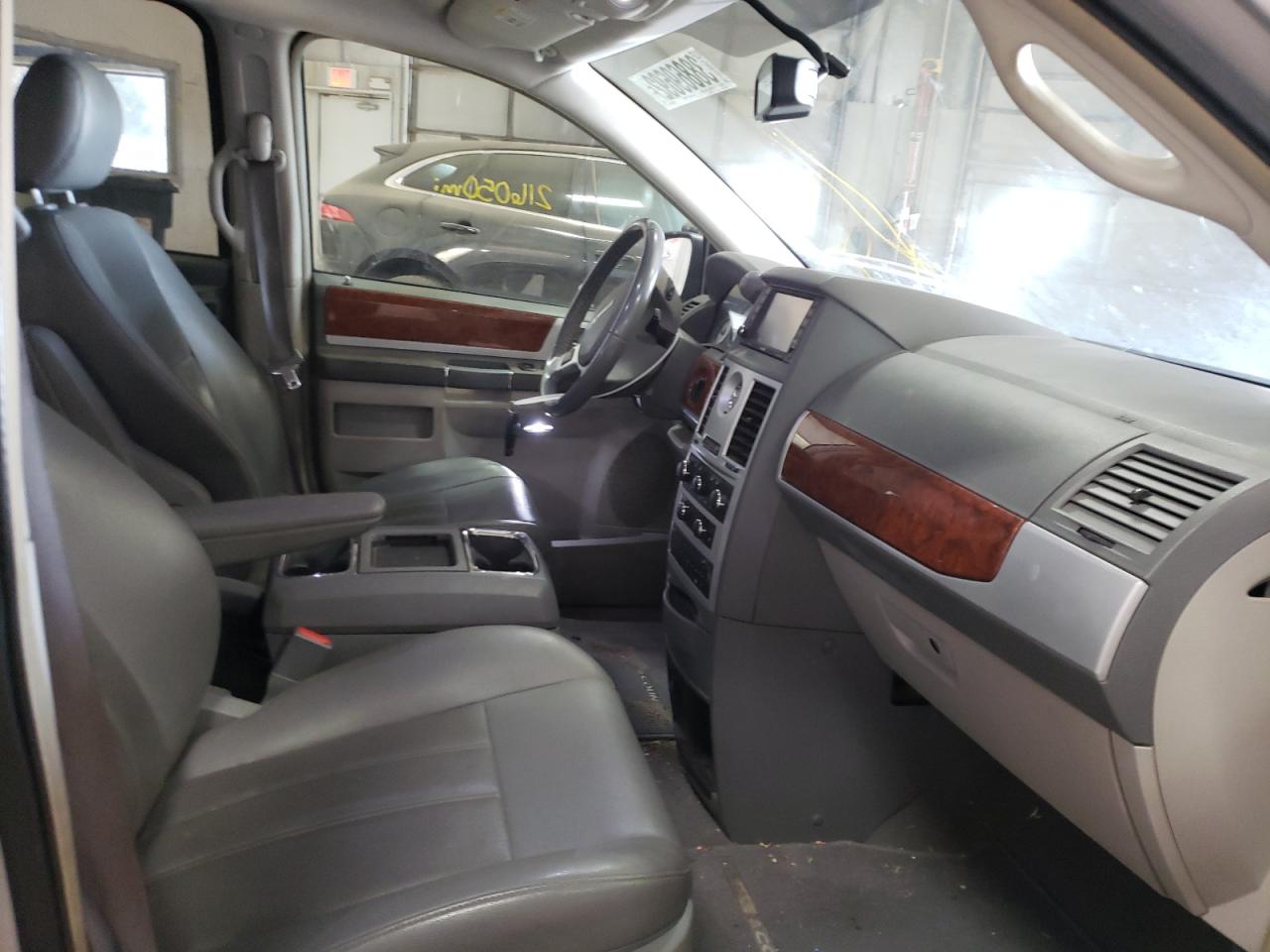 Photo 5 from auction – 2009 CHRYSLER TOWN & COU with VIN 2A8HR54109R528352