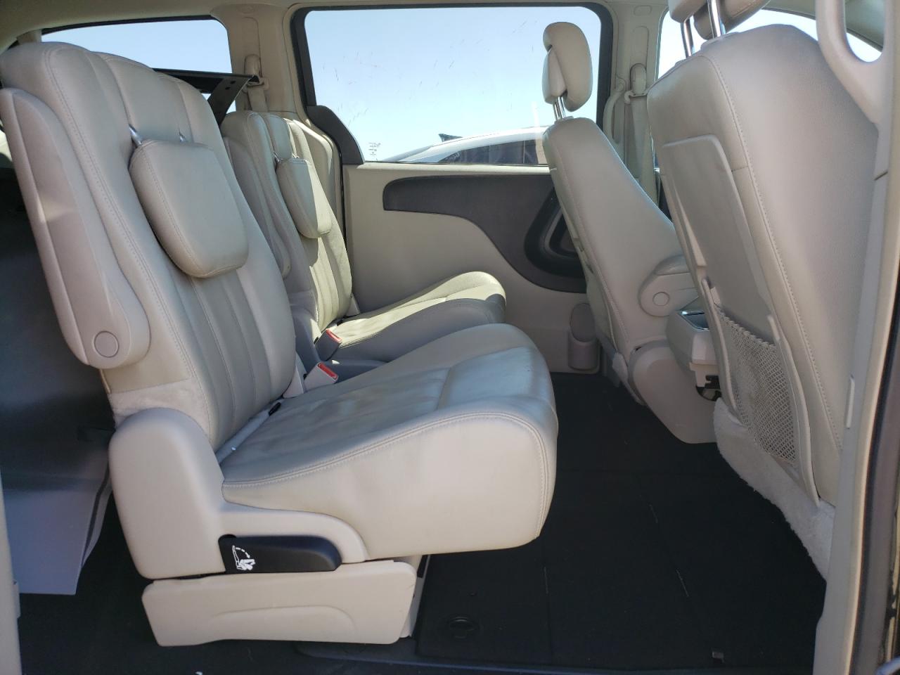 Photo 6 from auction – 2016 CHRYSLER TOWN & COU with VIN 2C4RC1BG1GR113471