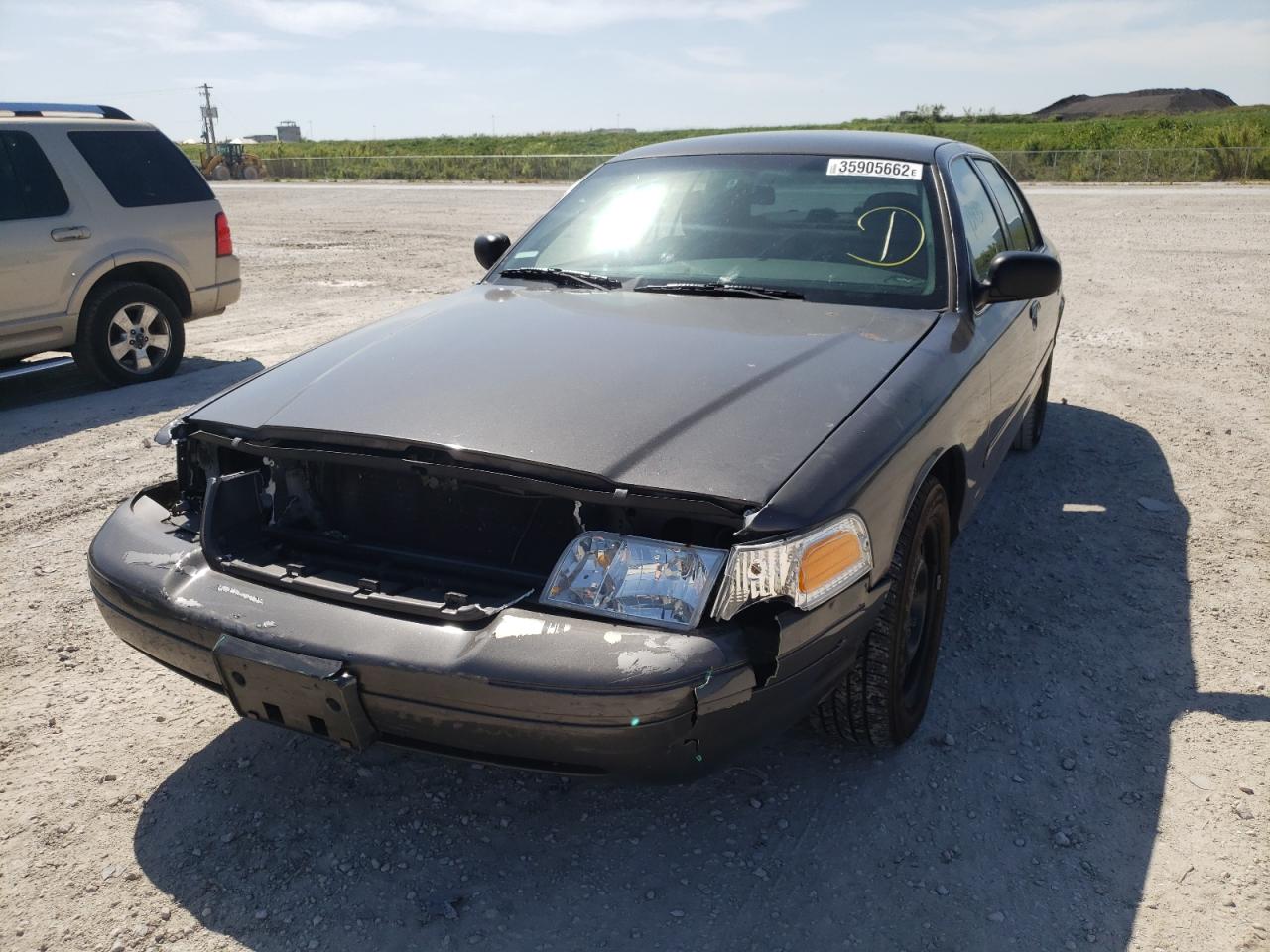 Photo 2 from auction – 2003 FORD CROWN VICT with VIN 2FAFP71W13X131757