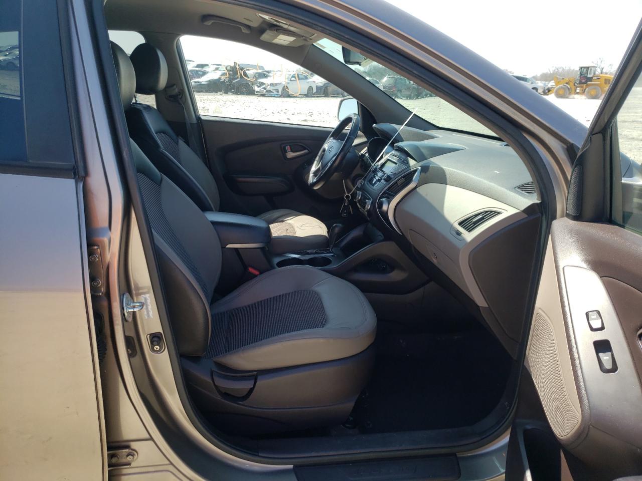 Photo 5 from auction – 2011 HYUNDAI TUCSON GLS with VIN KM8JU3AC0BU155674