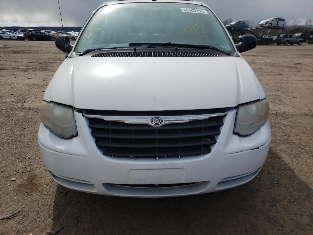 Photo 9 from auction – 2006 CHRYSLER TOWN & COU with VIN 2A4GP54L66R818062