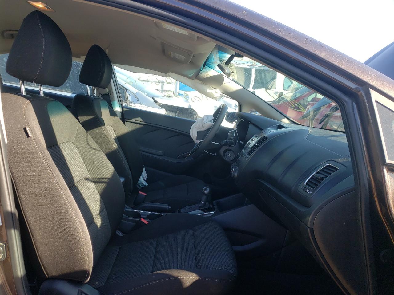 Photo 5 from auction – 2017 KIA FORTE LX with VIN 3KPFK4A74HE091915