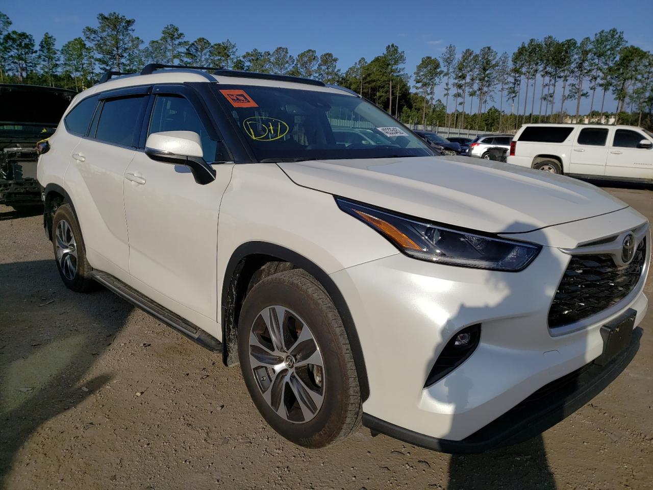 TOYOTA HIGHLANDER 2021 z numerem VIN 5TDGZRAH2MS076769 - Zdjęcie z aukcji