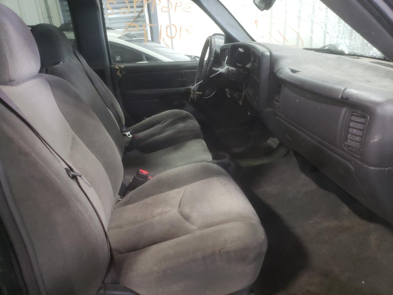 Photo 5 from auction – 2004 CHEVROLET SILVERADO with VIN 2GCEK19T641212611