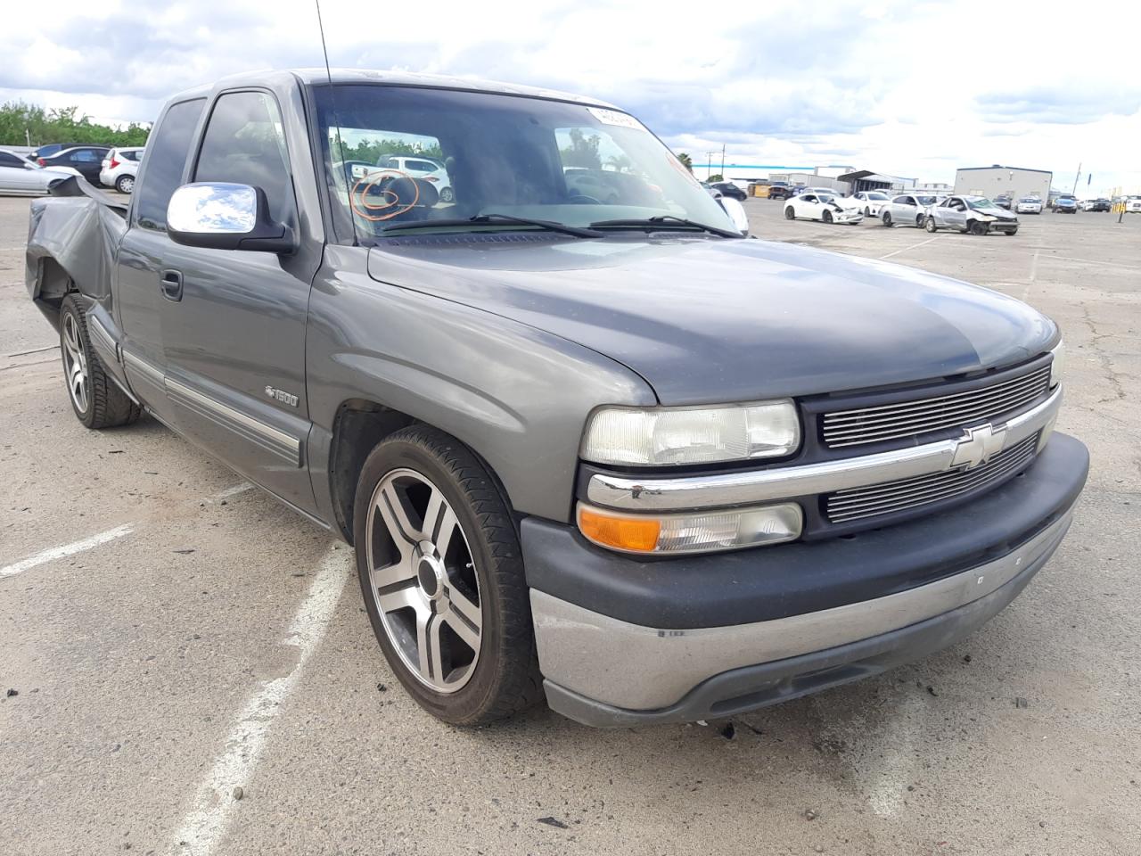 CHEVROLET SILVERADO 2000 with VIN 2GCEC19T8Y1252871 - Photo from auction