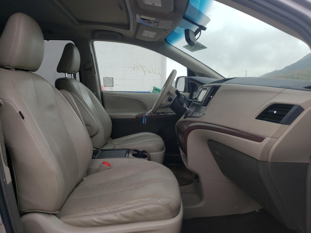 Photo 5 from auction – 2012 TOYOTA SIENNA XLE with VIN 5TDYK3DC3CS263121