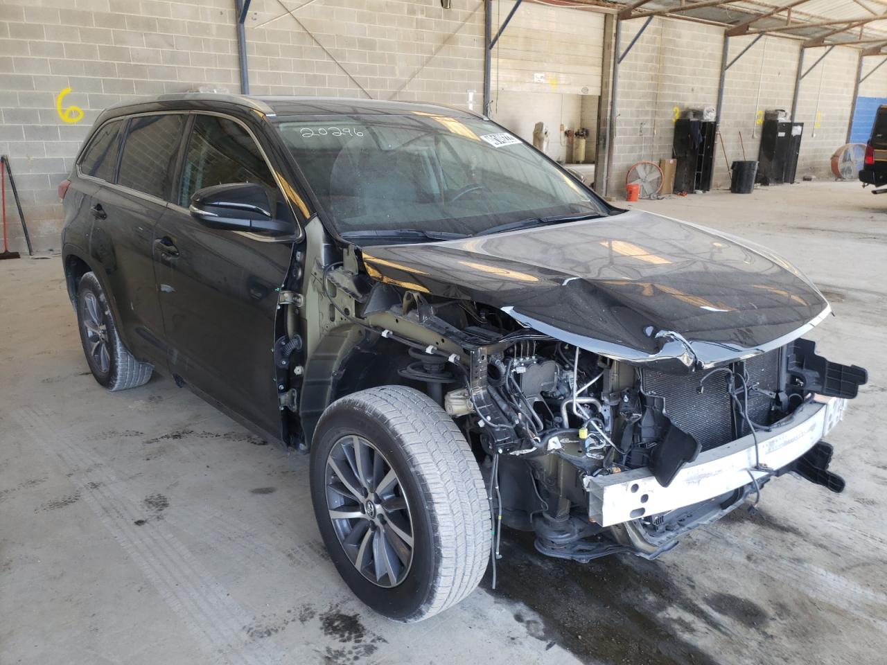TOYOTA HIGHLANDER 2018 with VIN 5TDKZRFH1JS528130 - Photo from auction