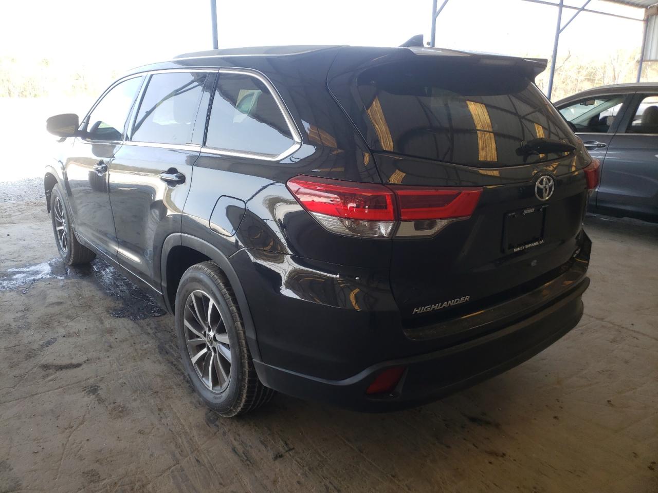 Photo 3 from auction – 2018 TOYOTA HIGHLANDER with VIN 5TDKZRFH1JS528130